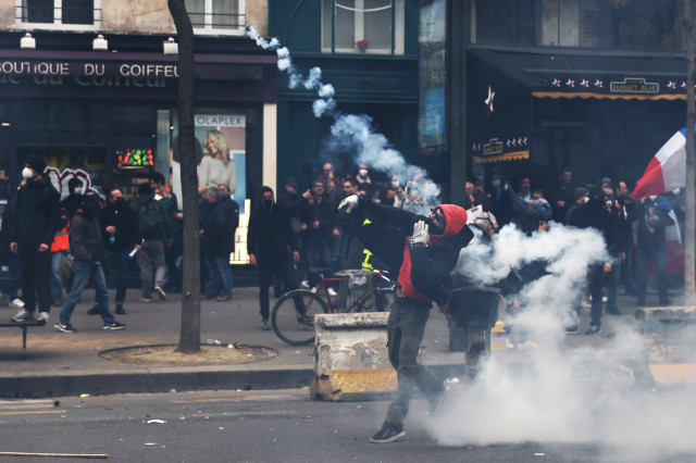 Fransa'da olaylar büyüyor! Göstericiler belediye binasını ateşe verdi, İngiltere Kralı ülkeye ziyaretini iptal etti