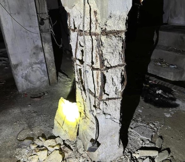 İstanbul'da onlarca dükkanın bulunduğu pasajda kolonlardaki hasar esnafı tedirgin etti