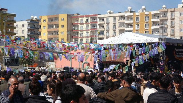 Mardin'de Nevruz kutlamasında skandal görüntüler! HDP'li Günay'ın da katıldığı etkinlikte PKK paçavrası açtılar