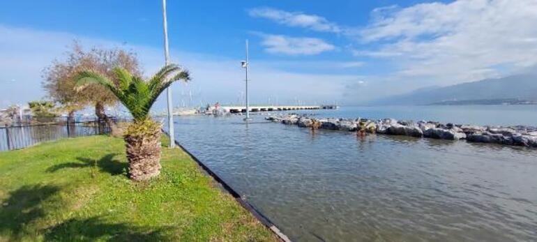 İskenderun'da su baskınının yaşandığı caddelerde tahliye çalışması