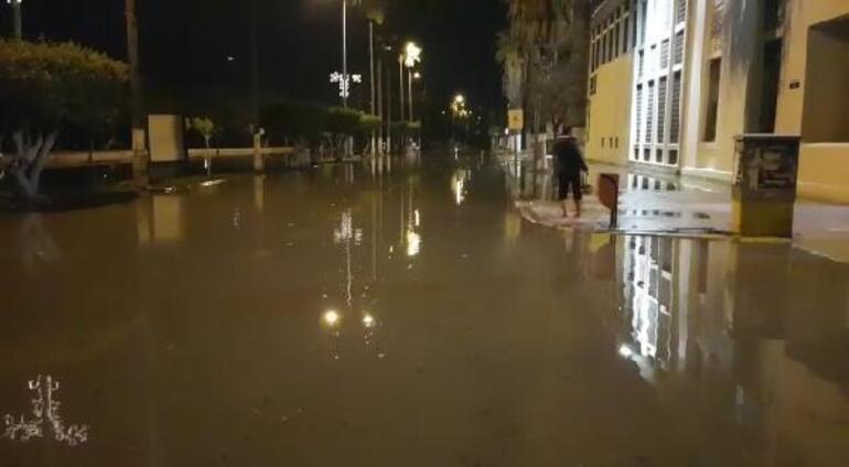 İskenderun'da su baskınının yaşandığı caddelerde tahliye çalışması