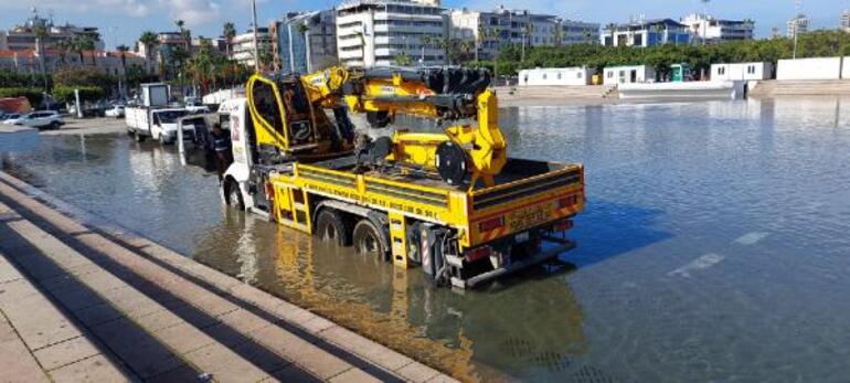 İskenderun'da su baskınının yaşandığı caddelerde tahliye çalışması