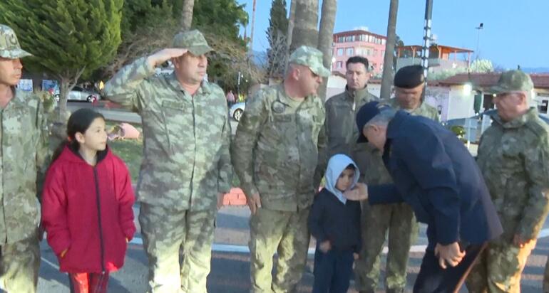 Bakan Akar, Hatay'da depremzedelerle görüştü