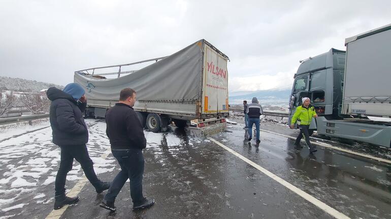 Bolu’da onlarca araç çarpıştı; Ankara istikameti ulaşıma kapandı