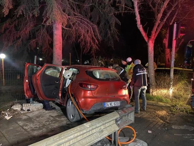 17 yaşındaki sürücü önce refüje ardından ağaca çarptı: 1 ölü, 5 yaralı