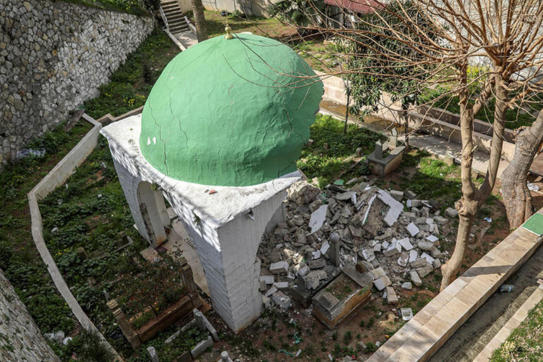 Gazi Abdurrahman Paşa'nın türbesi de depremde ağır hasar gördü