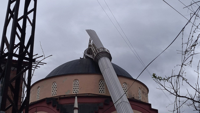 Zonguldak'ta fırtına caminin minaresini yıktı