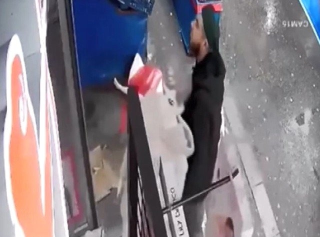 Fatih'te mağaza önünde iç çamaşırı giyen cansız mankenlere saldırı: Bunlar kadın bedenini teşhir ediyor