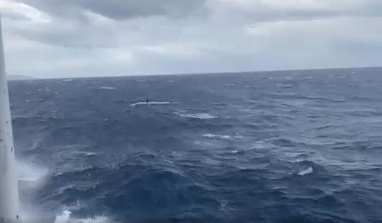 Yarı batık bulunan botta 10 düzensiz göçmen kurtarıldı, 21 kişi aranıyor