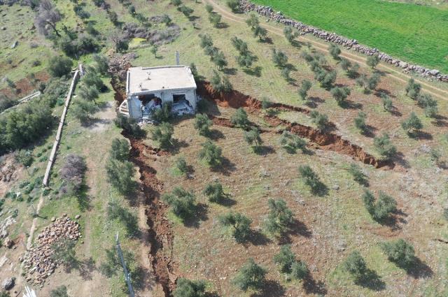 Deprem bölgesindeki ev, arazide oluşan yarığa gömüldü