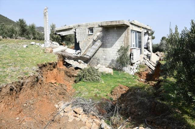 Deprem bölgesindeki ev, arazide oluşan yarığa gömüldü