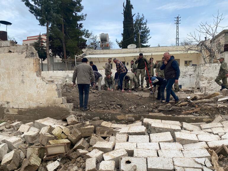 Kilis'te depremde hasar gören tek katlı yapı çöktü: 1 ölü