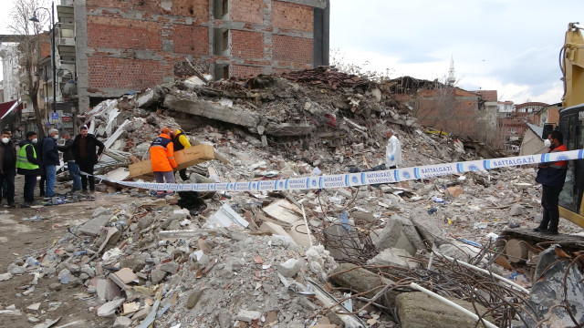 Depremde yıkılan binanın enkazında cansız beden bulundu