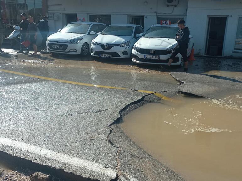 Bodrum'da ana isale hattı patladı, cadde suyla doldu