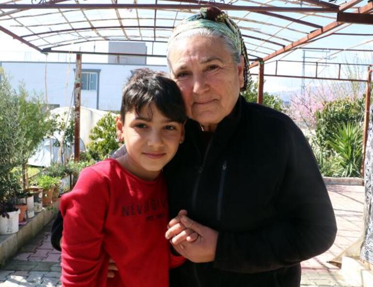 Hatay’da Ali İsmail Korkmaz’ın ailesini ziyaret eden Sezen Aksu, yeğenine küpesini hediye etti