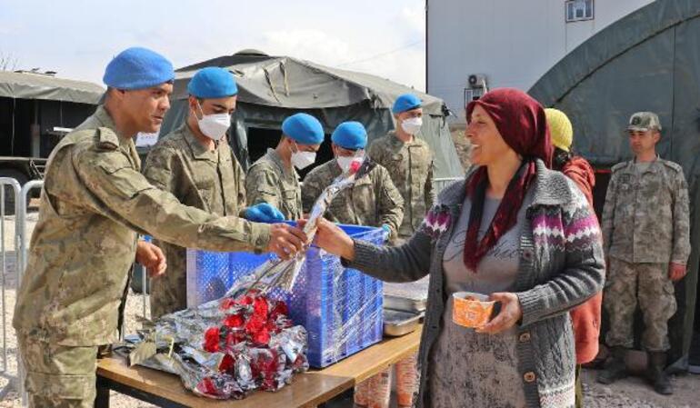 Mehmetçik’ten Malatya'da depremzede kadınlara karanfil