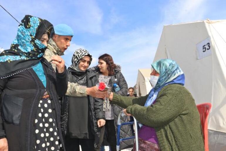 Mehmetçik’ten Malatya'da depremzede kadınlara karanfil