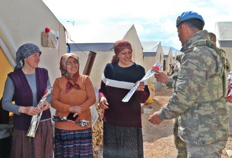 Mehmetçik’ten Malatya'da depremzede kadınlara karanfil