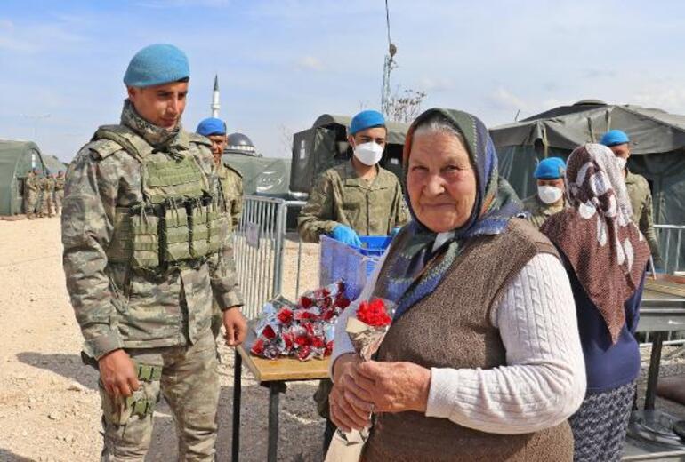 Mehmetçik’ten Malatya'da depremzede kadınlara karanfil