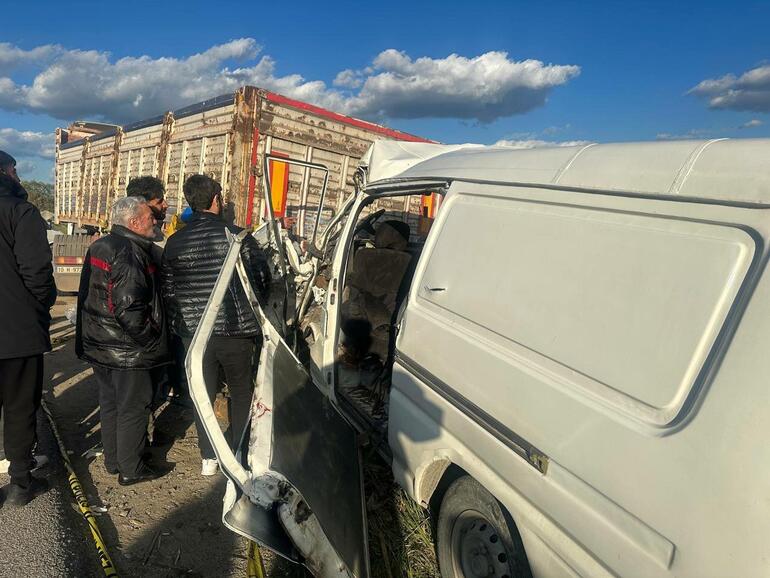 Edremit'te minibüs park halindeki kamyona çarptı: 2 ölü, 4 yaralı