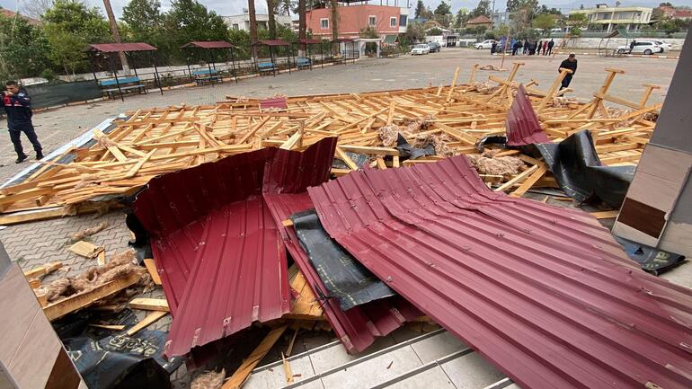 Osmaniye'de fırtına; okul çatısı uçtu, 2 otomobil hasar gördü