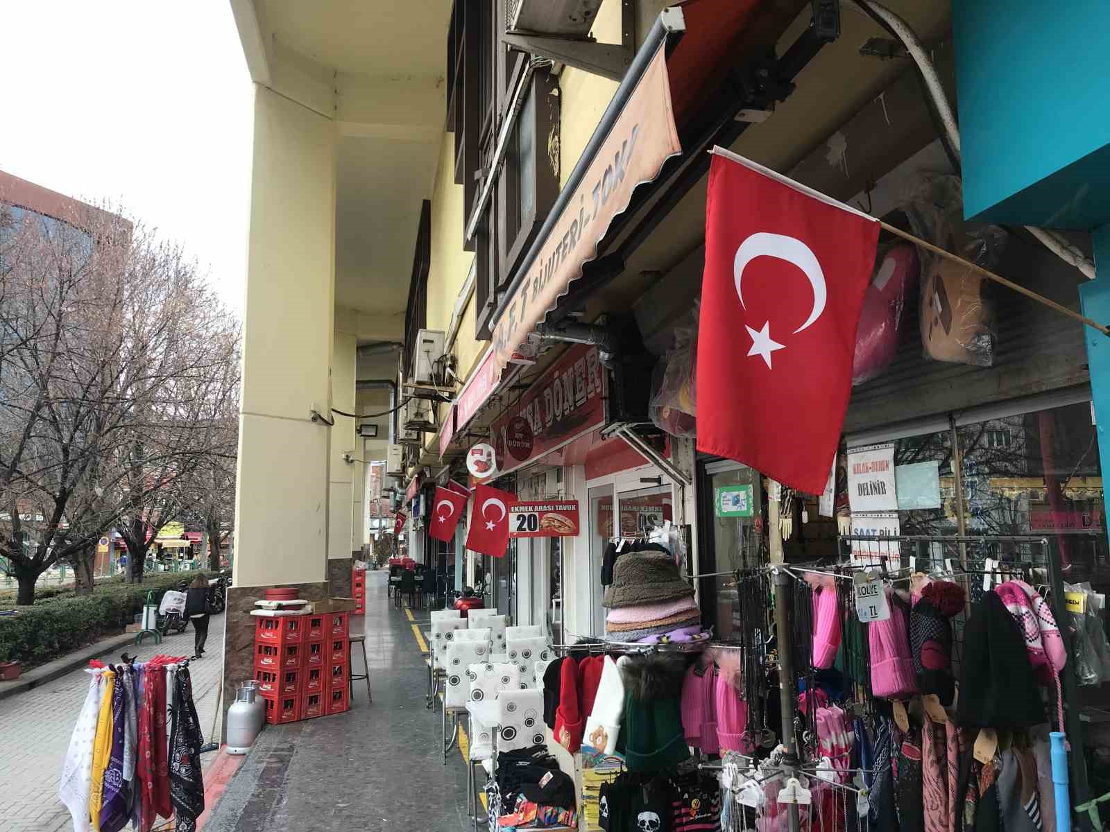 Eskişehir’de dükkânlar Türk bayraklarıyla donatıldı