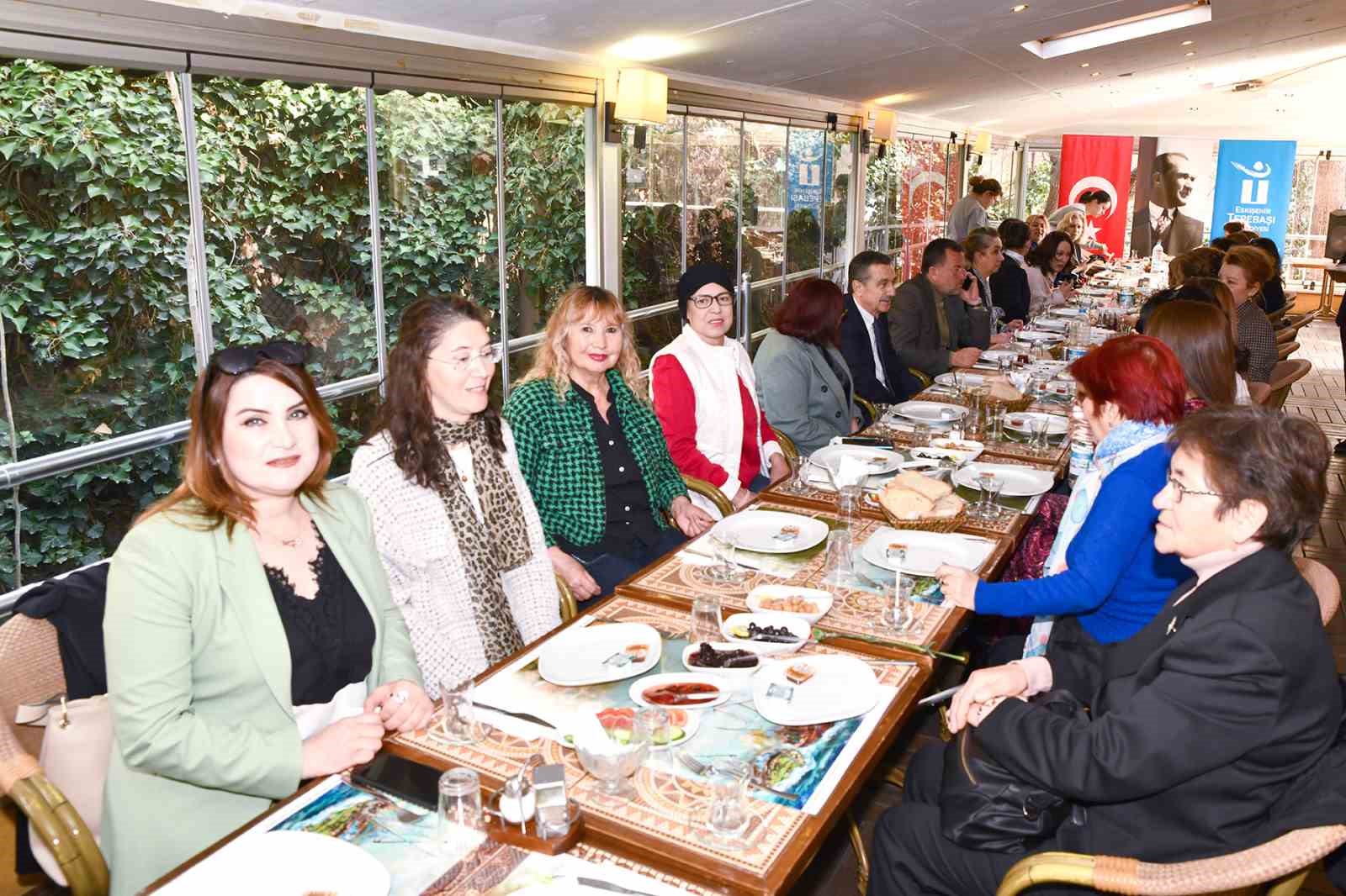 Başkan Ataç kadın meclis üyeleri ve muhtarlarla bir araya geldi