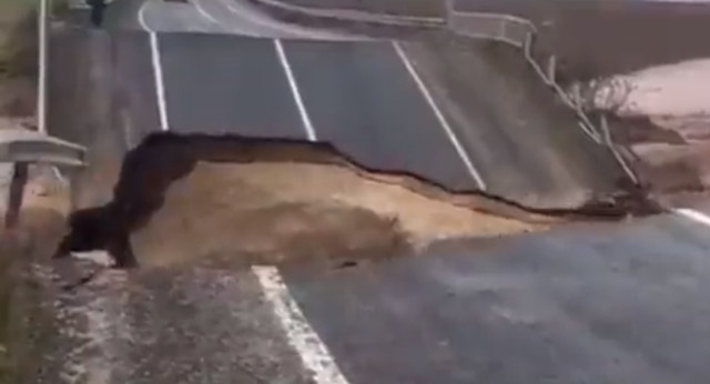 Şanlıurfa'da yaşanan sel nedeniyle Hilvan-Bozova karayolu üzerindeki köprü çöktü