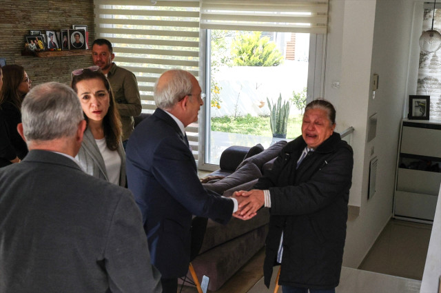 Kılıçdaroğlu, depremde kaldıkları otelde hayatını kaybeden KKTC'li genç voleybolcuların ailelerini ziyaret etti