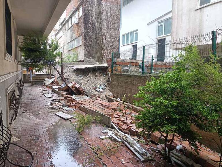 Beylikdüzü'nde aşırı yağmur nedeniyle bahçe duvarı çöktü