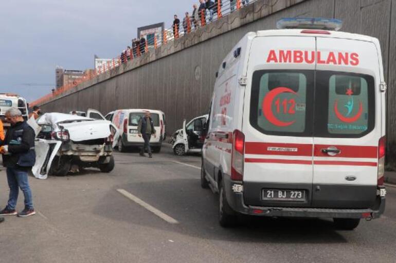 Diyarbakır'da 5 aracın karıştığı zincirleme kaza: 1 ölü, 2 yaralı