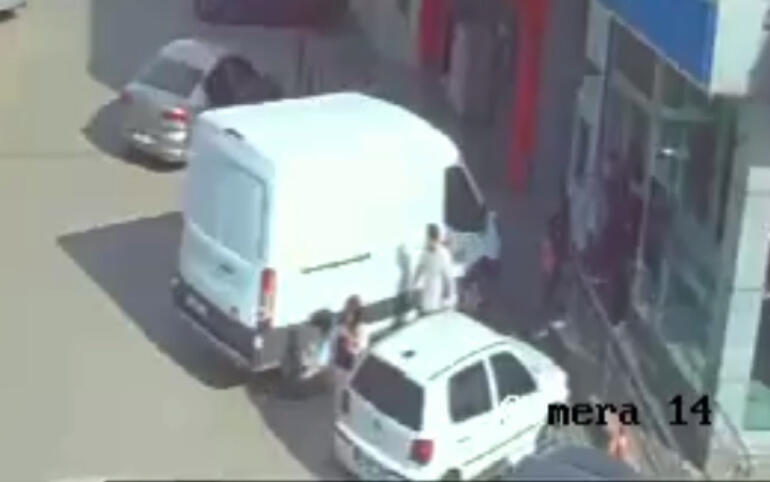 Kadınlar Günü’nde kadın müdür yardımcısına saldırı kamerada