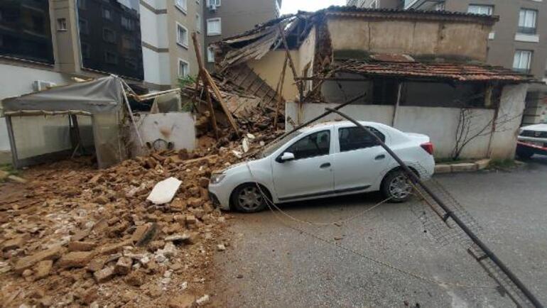 İzmir'de metruk bina çöktü; parka halindeki otomobil hasar gördü