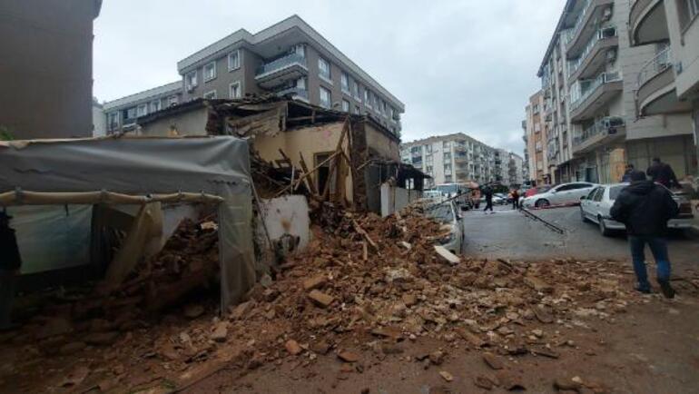 İzmir'de metruk bina çöktü; parka halindeki otomobil hasar gördü