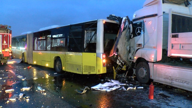 Tuzla'da tır, yol bakım aracı ve İETT otobüsüne çarptı: 2 kişi öldü, 2 kişi yaralı