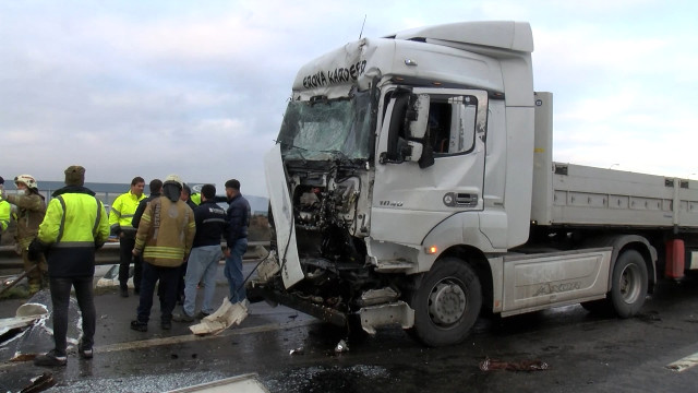 Tuzla'da tır, yol bakım aracı ve İETT otobüsüne çarptı: 2 kişi öldü, 2 kişi yaralı
