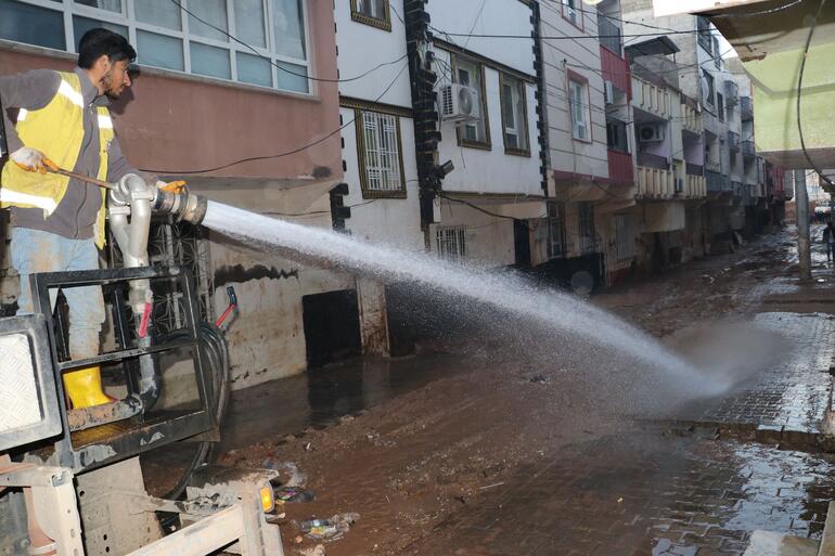 Şanlıurfa’da 2 mahallede sel temizliği devam ediyor, kayıp TIR sürücüsü aranıyor