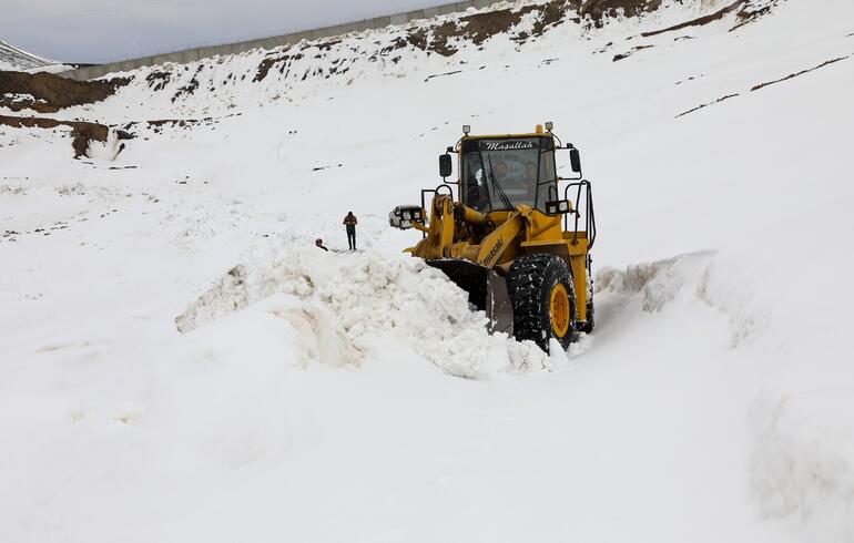 İran sınırında 3 metreyi bulan karla mücadele sürüyor
