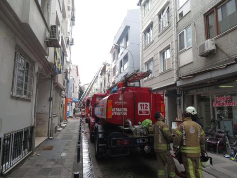 Kadıköy'de kentsel dönüşüm için boşaltılan binanın çatısında yangın