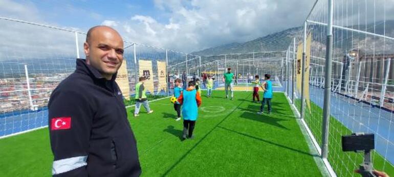 Depremzede çocuklar barındıkları gemide futbol oynadı