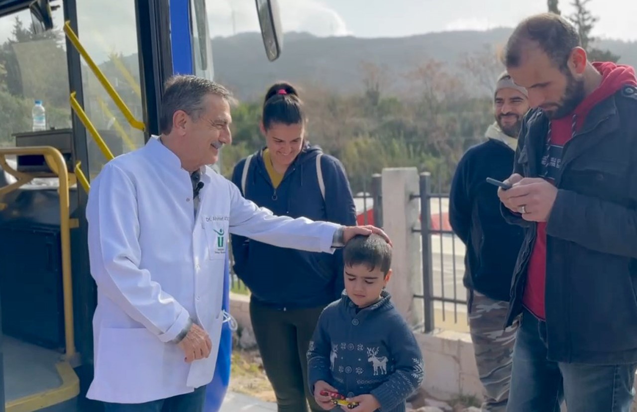 Tepebaşı Belediyesi’nin gönderdiği Mobil Diş Kliniği aracı, depremzedelere hizmet vermeye başladı