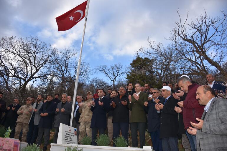 Siirt'te PKK'lı teröristlerce şehit edilen 6 güvenlik korucusu, mezarları başında anıldı