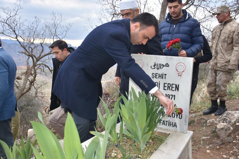 Siirt'te PKK'lı teröristlerce şehit edilen 6 güvenlik korucusu, mezarları başında anıldı