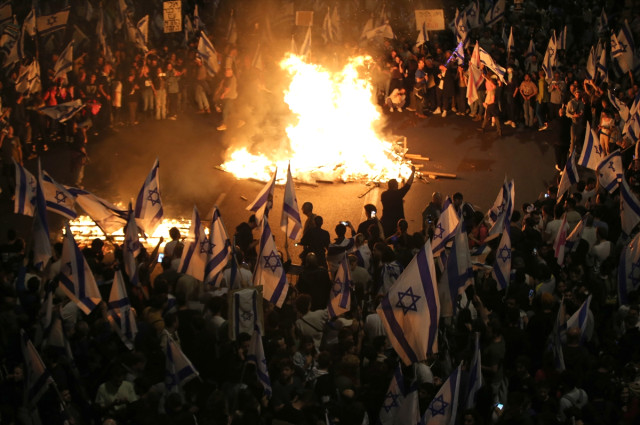 Sokakların yangın yerine döndüğü İsrail'de Meclis, tartışmalı yargı reformu için oylama yapmama kararı aldı