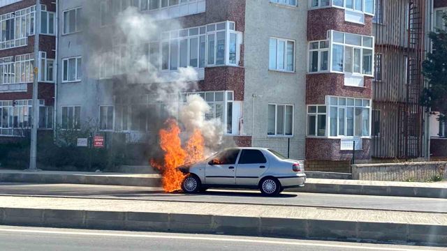 Yeni aldığı araba 10 dakika sonra alev topuna döndü