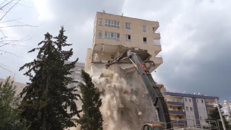 Şanlıurfa’da ağır hasarlı 10 katlı bina kontrollü yıkıldı