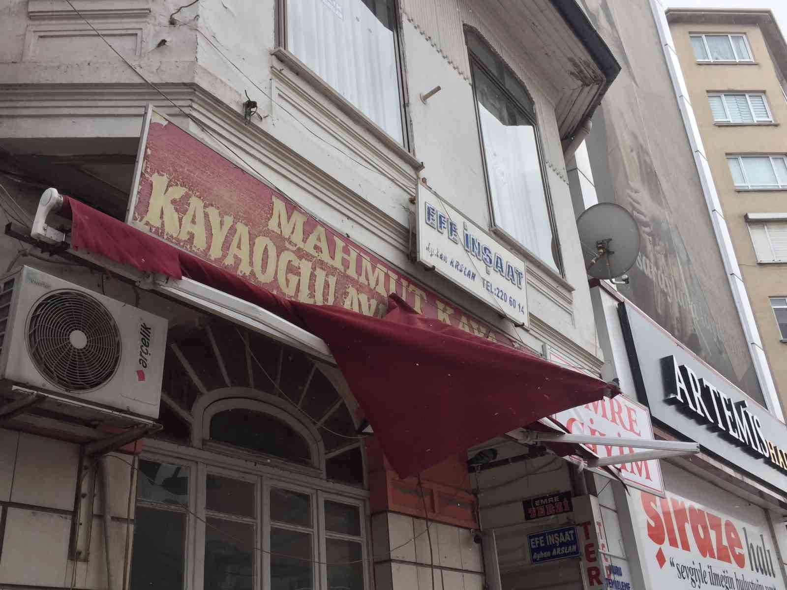 Aynı kamyon 3 gün içerisinde 2 kez aynı tenteye çarptı