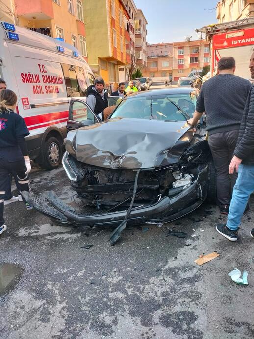 Ümraniye'de iki otomobil çarpıştı: 3 yaralı