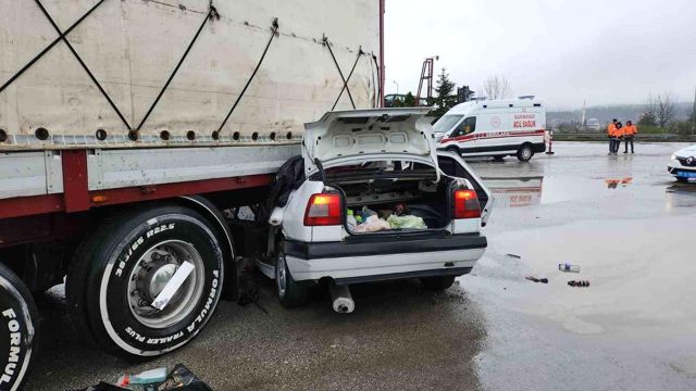 Düzce'de feci kaza: Su birikintisine dalan otomobil tırın altına girdi