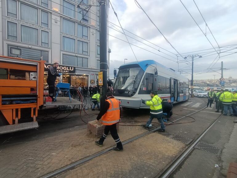 Sirkeci'de aynı yerde tramvay yeniden raydan çıktı